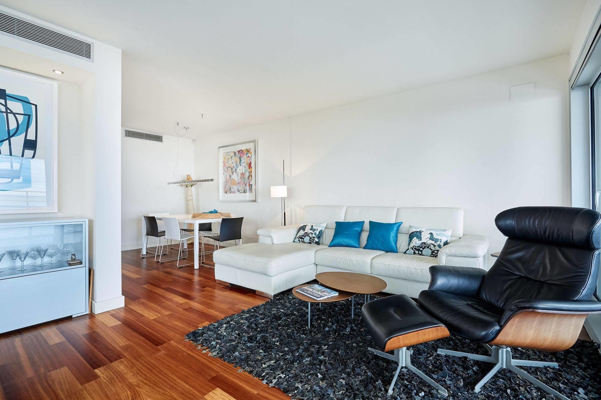 Urban District Apartments - Rambla Suites & Pool Barcelona Exterior photo